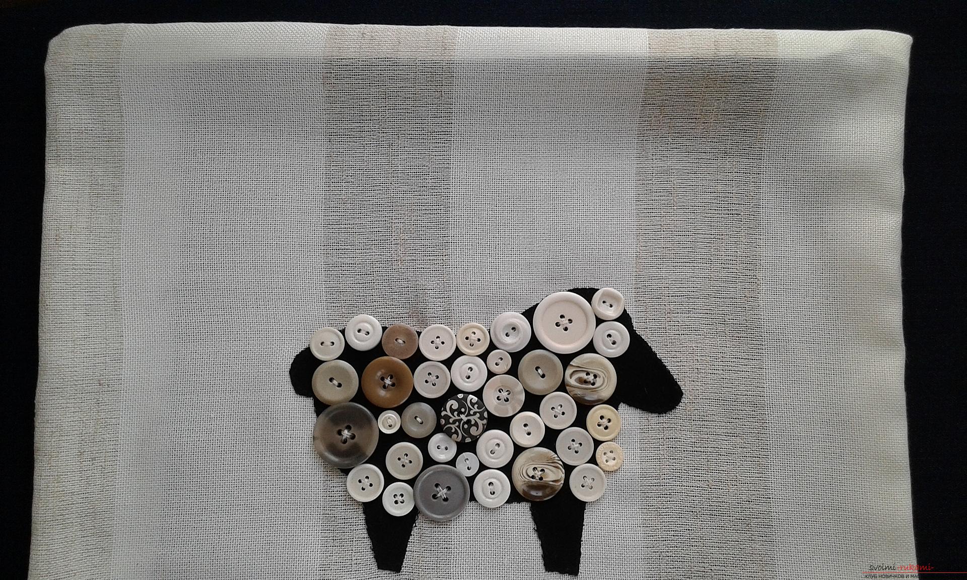Декоративные подушки по нашему мастер-классу сшиты с декором из пуговиц в виде стилизованной овечки.. Фото №9